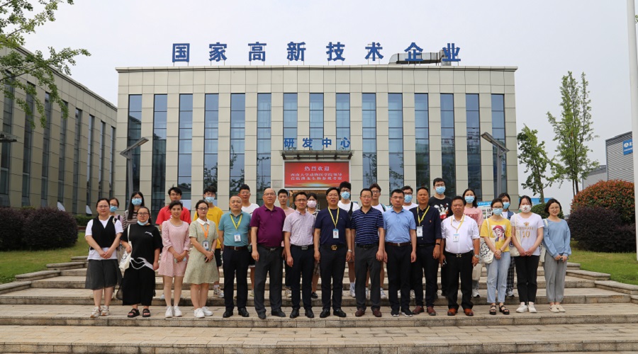 图1:成人动漫
一行与重庆澳龙生物制品有限公司合照.jpg